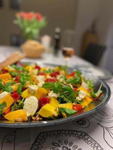 Wildkräutersalat mit Büffelmozzarella und Mango und Zitronen-Chili-Soße