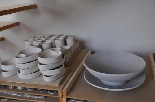 Schrühware: Dipschalen, Becher und Schalen nach dem 1. Brand