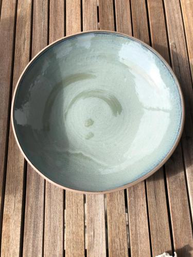 Flache Keramikschale, außen grauer Ton, innen blau-grau-grün, 40 cm