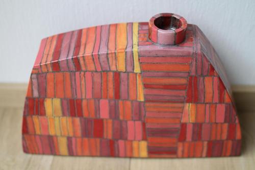 Eckige Vase, rot, Raku, glasiert und gebrannt im Workshop bei Ute Naue-Müller in Dresden
