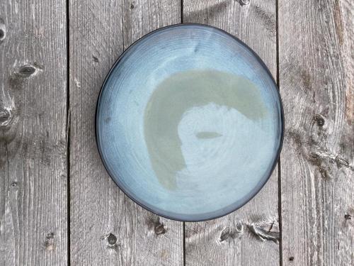 Flache Keramikschale, außen schwarz seidenmatt, innen blau-grau, 40 cm