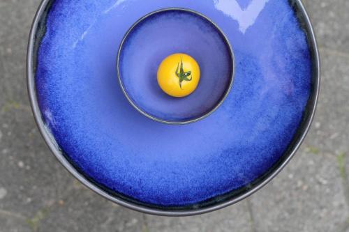 Große blaue Schale aus Keramik