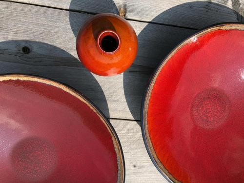 Große rote Schale aus Keramik