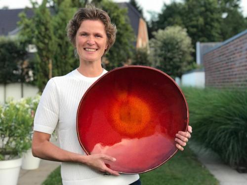Große rote Schale aus Keramik
