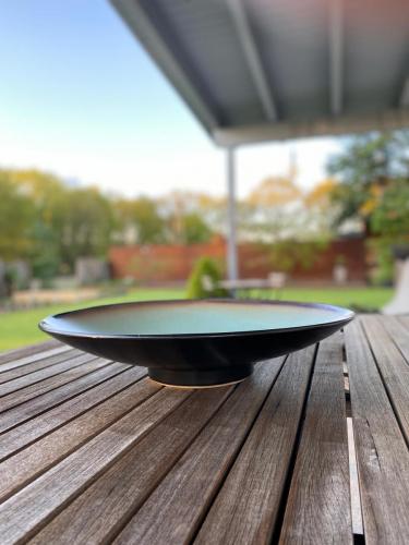 Keramikschale mit Sockel, außen schwarz seidenmatt, innen türkis, 46 cm