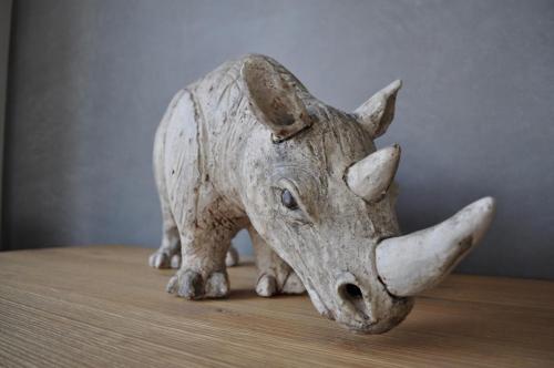 Nashorn Tierplastik, entstanden im Workshop bei Andreas Hinder in Höhr-Grenzhausen