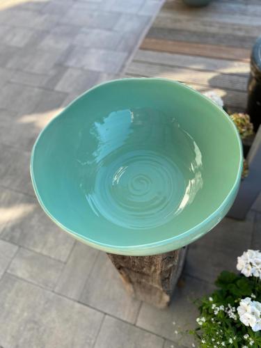 Keramikschale in sonnigem türkis, 44 cm