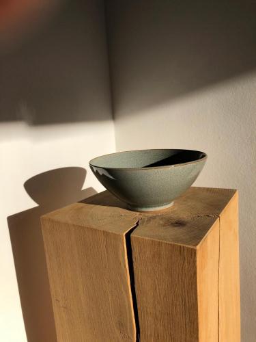Schale mit grüner Craquelé Glasur, im Gasofen in reduzierender Atmosphäre gebrannt, 21 cm